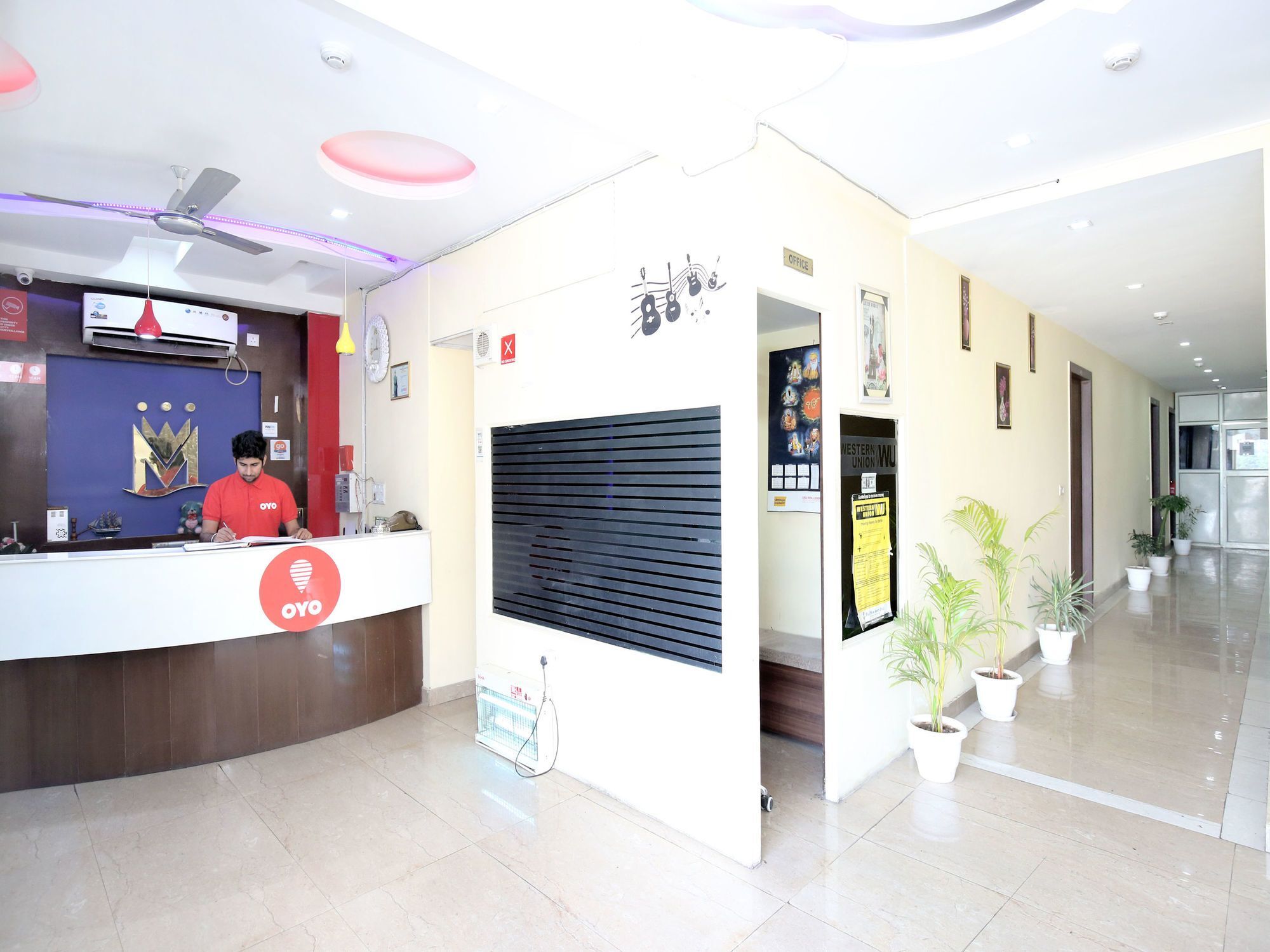 Oyo 5710 The Majestic Crown Hotel Zirakpur Exterior photo